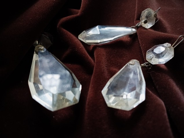 Vintage crystal chandelier coffin drop with 1 top button