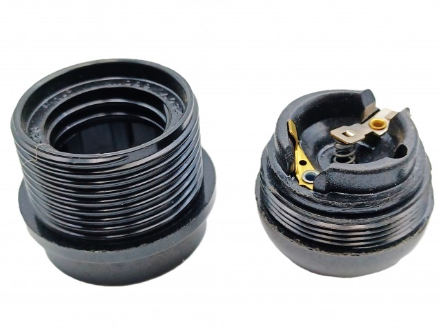 3 PART E26 ES LAMP HOLDER IN BLACK HALF THREADED SKIRT